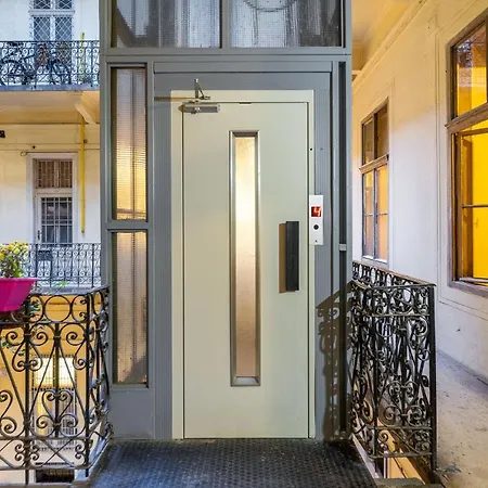 Trendy Grand Boulevard Designer Brand New Appartement Boedapest