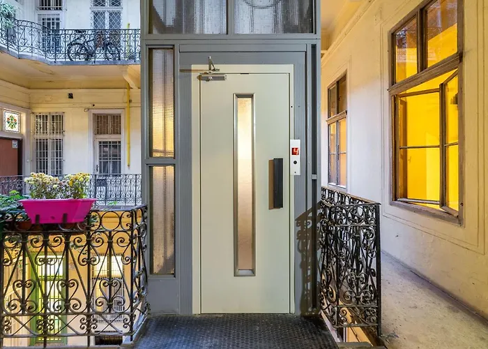 Trendy Grand Boulevard Designer Appartement Budapest