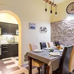 Trendy Grand Boulevard Designer Apartment *